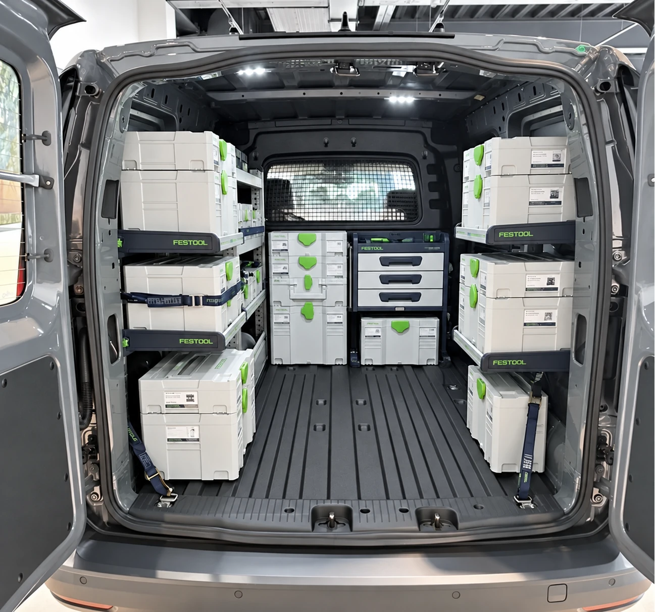 施工車內分區收納的 Festool 工具箱與施工設備