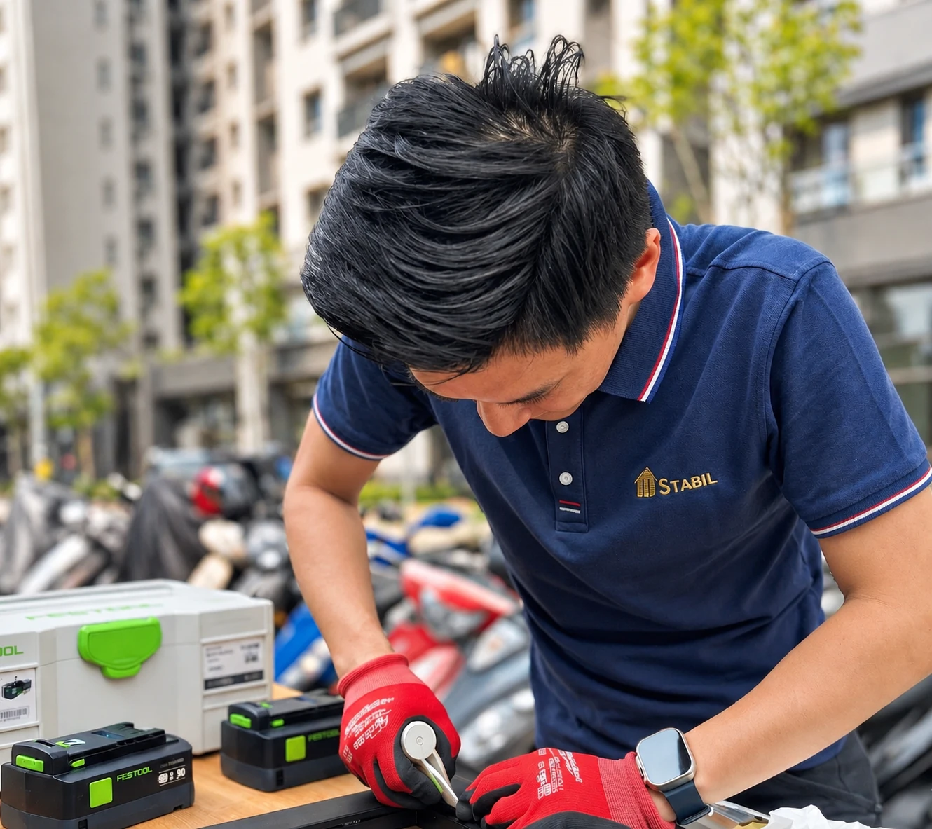 介允施工人員穿著 STABIL 工作服，專注處理紗窗框架